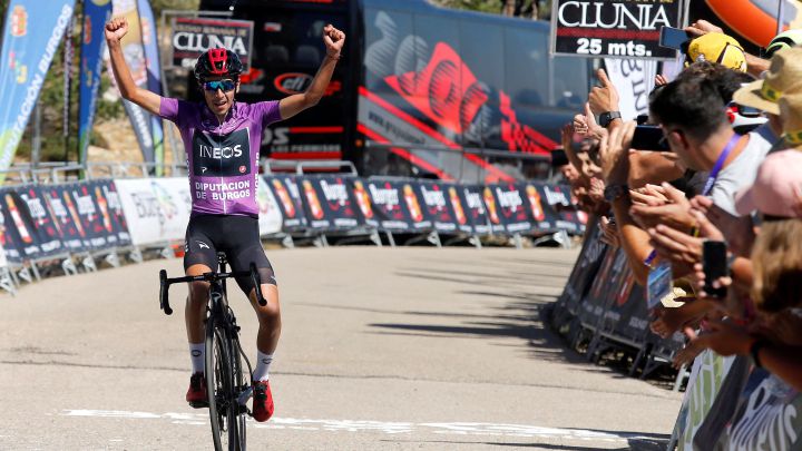El ciclista Iván Ramiro Sosa, del equipo Ineos, celebra su victoria en la quinta y última etapa de la Vuelta a Burgos 2019 en las Lagunas de Neila.