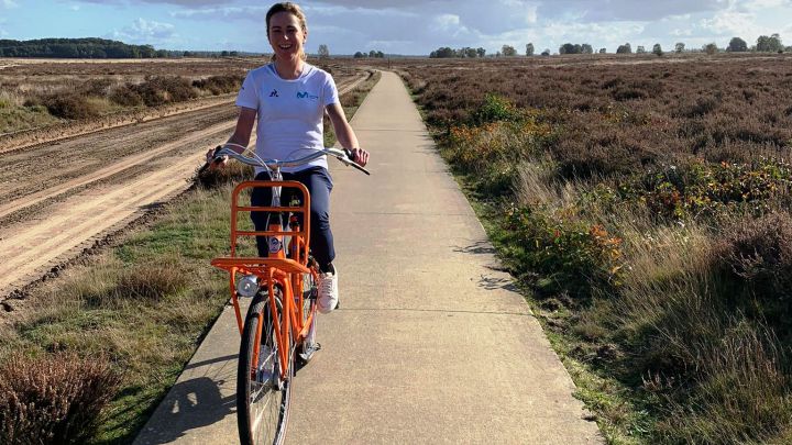La ciclista neerlandesa Annemiek Van Vleuten rueda en bicicleta tras su caída en París-Roubaix.