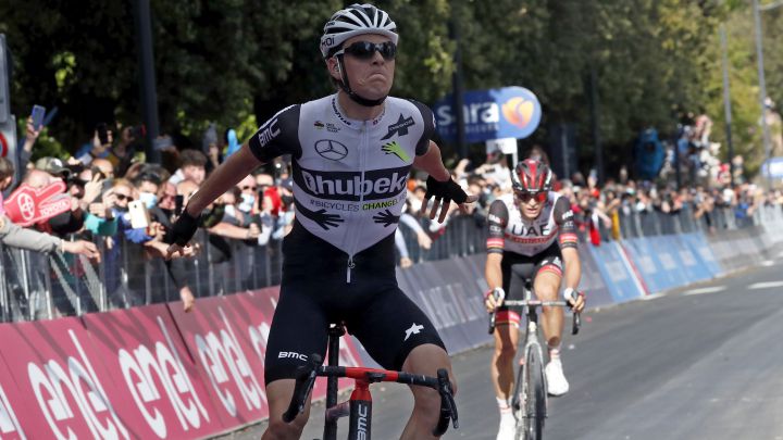 El ciclista suizo Mauro Schmid celebra su victoria en la undécima etapa del Giro de Italia 2021 con final en Montalcino.