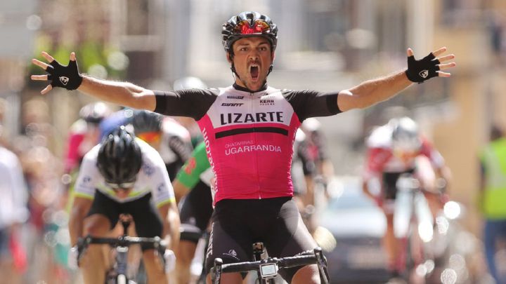 Raúl Rota celebra una victoria durante su etapa en el equipo Lizarte.