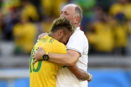 Luiz Felipe Scolari y su colcha de dólares en Kuwait