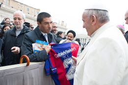 Iván Ramiro le regala camiseta al papa y lo invita a Colombia