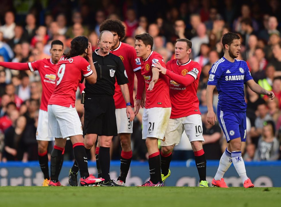 Falcao discute cara a cara con John Terry en el primer tiempo