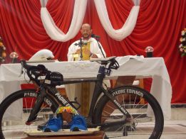 El triatlón, toda una religión para el sacerdote Edison Serna