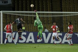 Leandro Castellanos hace historia en Santa Fe con su arco invicto