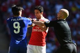 La calentura de Falcao con Arteta por falta sobre Matić