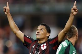Carlos Bacca, anota su primer gol oficial y Zapata figura con Milan