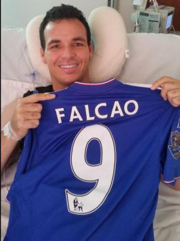 Falcao le obsequia a Alexis Viera su camiseta del Chelsea