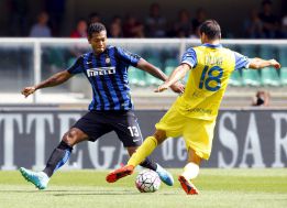 Guarín y Murillo mantinen líder al Inter que vence al Chievo
