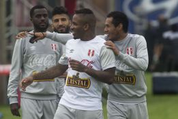 Jéfferson Farfán, otra baja de Perú para enfrentar a Colombia