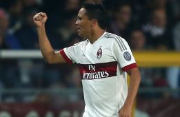 Carlos Bacca sufre una distensión muscular y es duda en el Milan