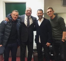Wayne Rooney abofetea a un luchador de la WWE
