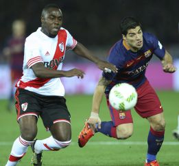 River Plate pierde con el Barça pero Balanta se destaca