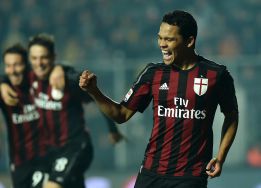 Bacca y sus goles acercan al Milan a copas europeas