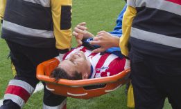 Bernardo Espinosa es operado de su rodilla derecha en Gijón