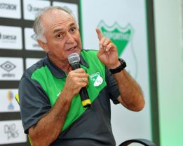 Pecoso, técnico del Deportivo Cali dando fuertes declaraciones previa la vuelta de la Superliga