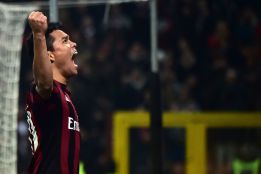 Bacca cumple el sueño de marcar en el clásico de Milán