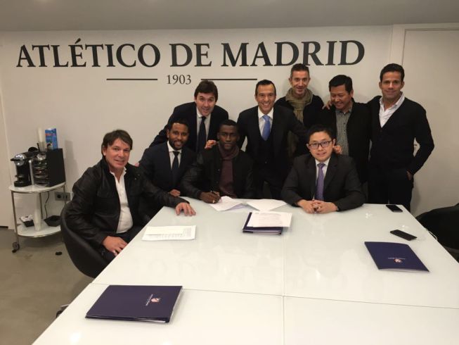 Hay nueve personas en la foto, sólo una no sonríe
