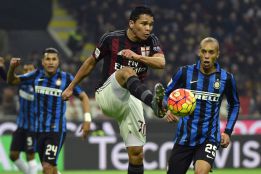 Bacca con el Milan ante el Inter