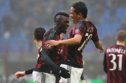 Carlos Bacca y Niang, la pareja decisiva del Milan en el 2016 celebran gol