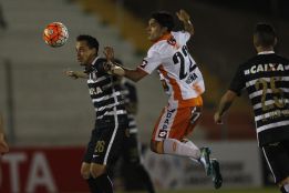 Corinthians gana en el final con autogol y es líder del grupo 8