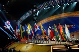 La Copa América 2016 será la primera con 16 selecciones.como las 16 banderas que se presentaron