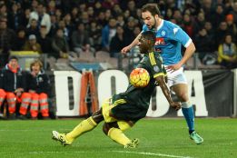 Zapata anula al goleador del calcio en Napoli - Milan