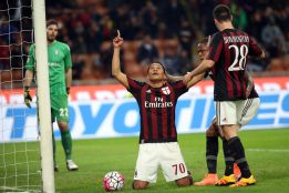 Bacca celebra su gol 14 de la temporada con el Milan y es pretendido por Arsenal y Bayern
