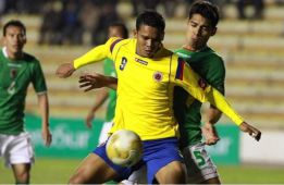 Bacca, disputando un balón en el partido de su debut con la selección mayor.