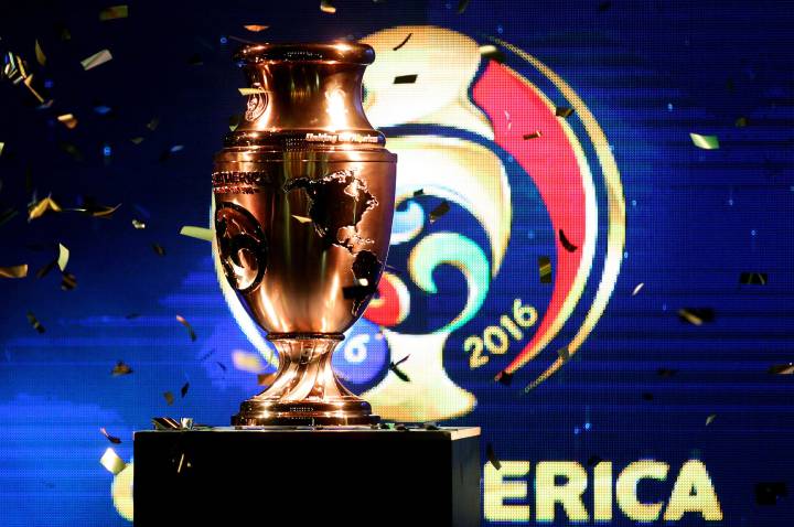 Conmebol presenta trofeo de Copa Centenario en Bogotá