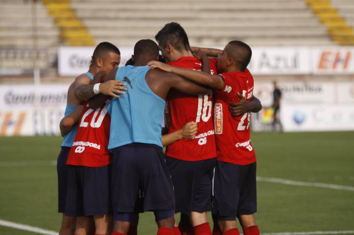 Goles de Leonardo Castro suben al DIM al quinto puesto