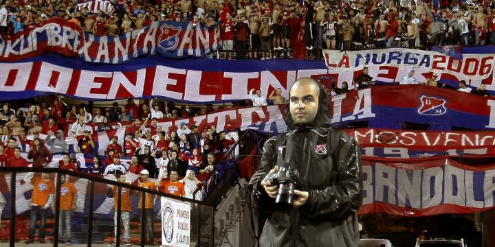 Hincha de un poderoso legado: ¡Empuñar cámaras y no armas!