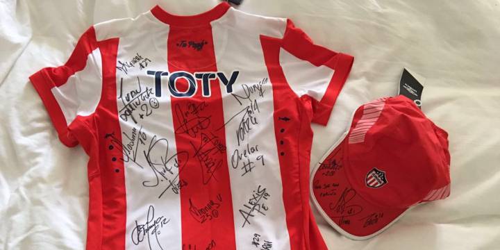 Sofía Vergara recibe camiseta firmada de su amado Junior