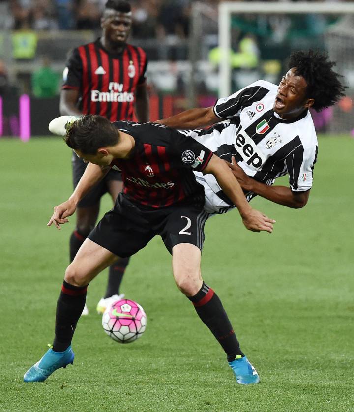 Cuadrado hace pase gol y festeja doblete en Italia