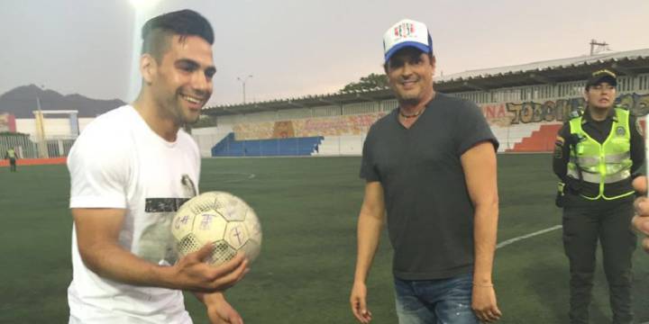 Falcao y Carlos Vives se reúnen en la emblemática cancha de Pescaíto, Santa Marta