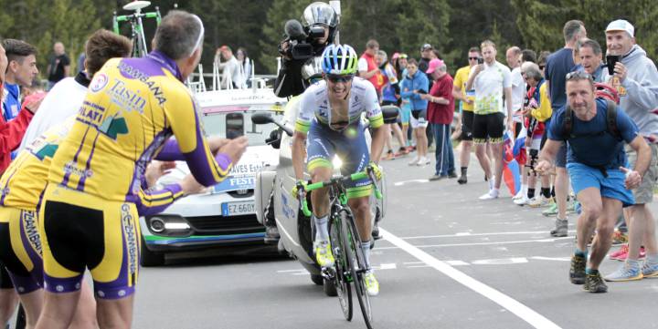 El ciclista colombiano Esteban Chaves perdió tiempo con Kruijswijk y ahora está a tres minutos pero mantuvo su posición en la clasificación del Giro de Italia