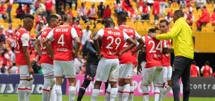 Santa Fe busca jugadores para reforzar varias líneas de cara al segundo semestre, para afrontar Suruga Bank y Recopa Sudamericana, entre otros torneos.