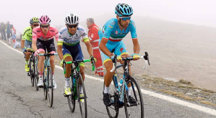 Chaves cede el liderato y Nibali es virtual campeón