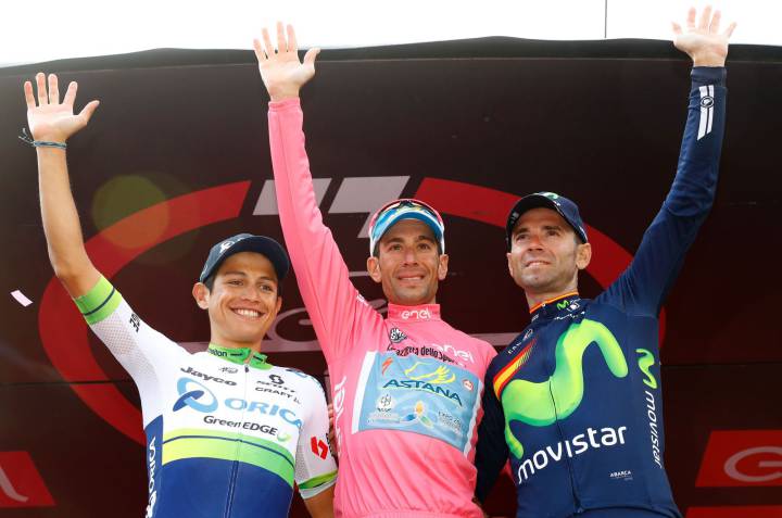 Esteban Chaves termina las 21 etapas como segundo y se despide entre aplausos en una competencia en la que portó la maglia rosa