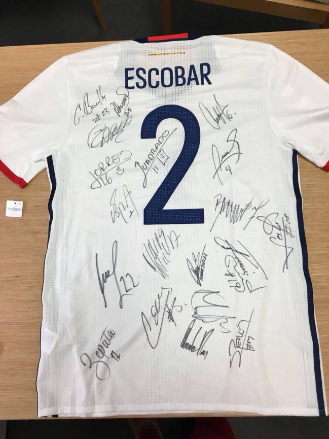Andrés Escobar homenaje en la Copa América Centenario, con camiseta firmada por la Selección Colombia