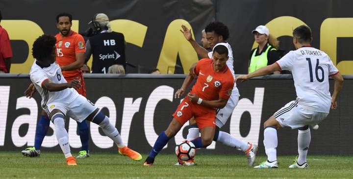 Colombia vs Chile en vivo online, partido de Semifinal de la Copa América Centenario 2016, hoy miércoles 22/06/2016 a las 19:00 horas en AS. Termina el primer tiempo con victoria 2-0 para Chile. El partido está suspendido por tormenta eléctrica en Chicago.