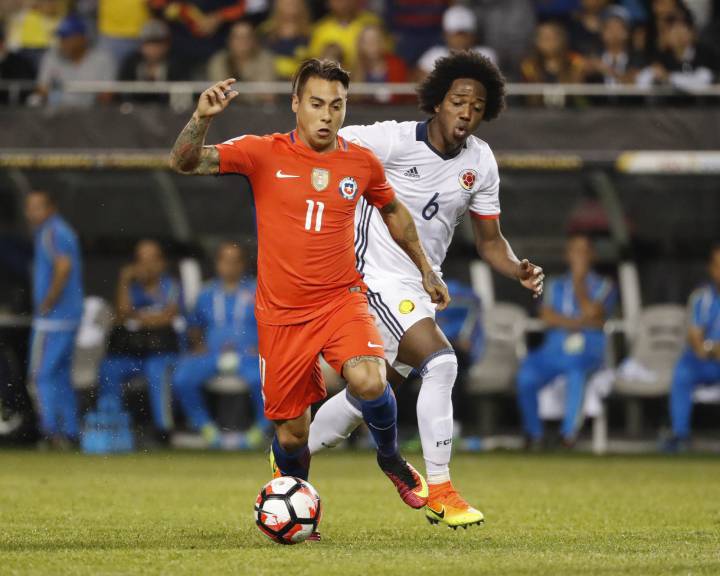 Carlos Sánchez confirma que se quedará en Aston Villa para afrontar el descenso; declara que quiere el tercer puesto de Copa América ante Estados Unidos