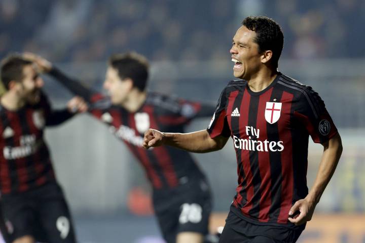 Carlos Bacca estaría cerca de llegar a Atlético de Madrid según informa la Cadena Ser; llegaría de Milan por una cantidad cercana a los 30 millones de euros