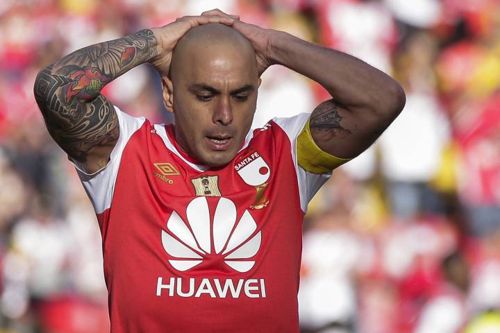 Omar Pérez ha sobrevivido al cambio de ocho técnicos en siete años con Santa Fe; su último mentor fue Alexis García, quien renunció a su cargo