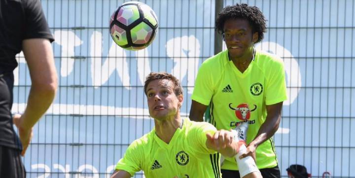 Juan Guillermo Cuadrado en compañía de César Azpilicueta