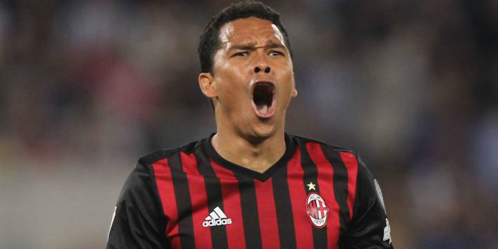 Carlos Bacca y su dilema: irse para el Nápoles que juega Champions o continuar en el Milan que no disputa copas europeas