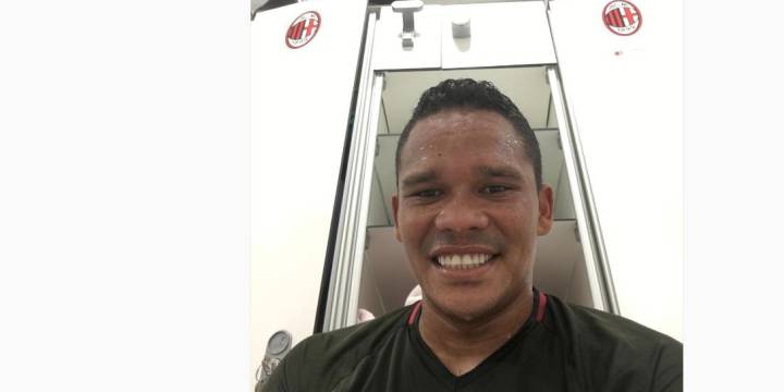 Carlos Bacca continúa con su puesta a punto en Milanello