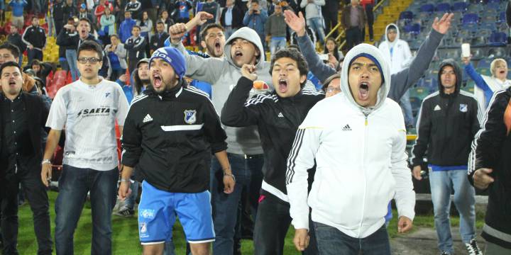 Los hinchas de Millonarios invadieron la cancha del estadio El Campín