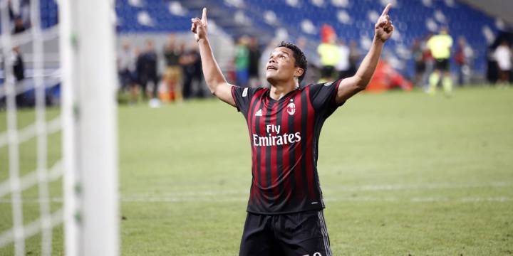 Carlos Bacca viajó con el Milan a Alemania, en donde jugará un amistoso preparatorio para el inicio de la nueva temporada.