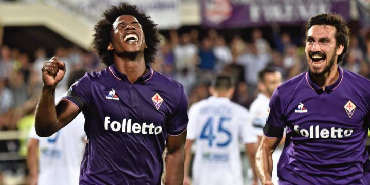 Carlos Sánchez, titular en el partido de la Fiorentina contra el Chievo Verona, por la segunda fecha de la Serie A de Italia